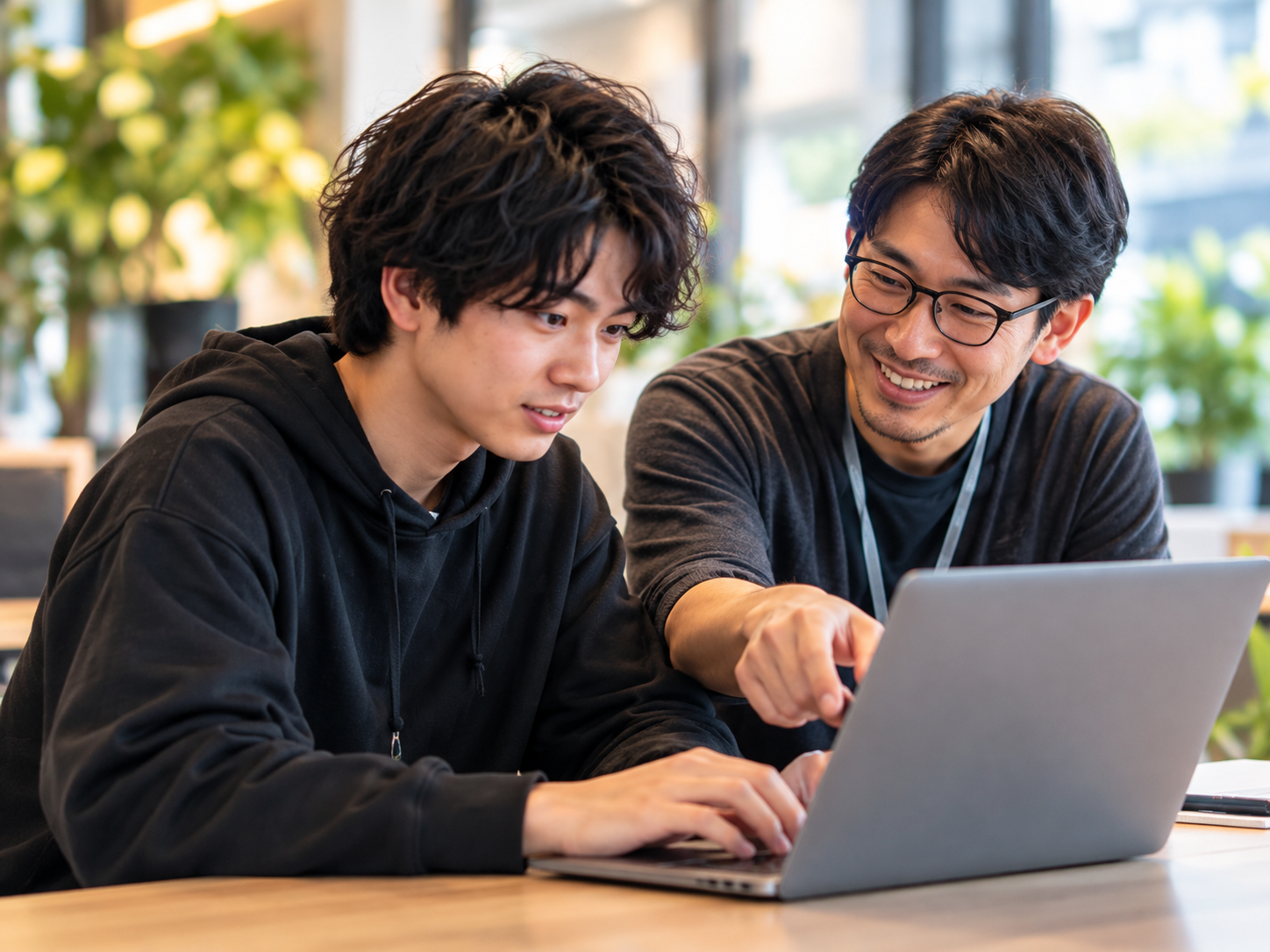 プログラムを見ながら必要なスキルを学ぶ男性