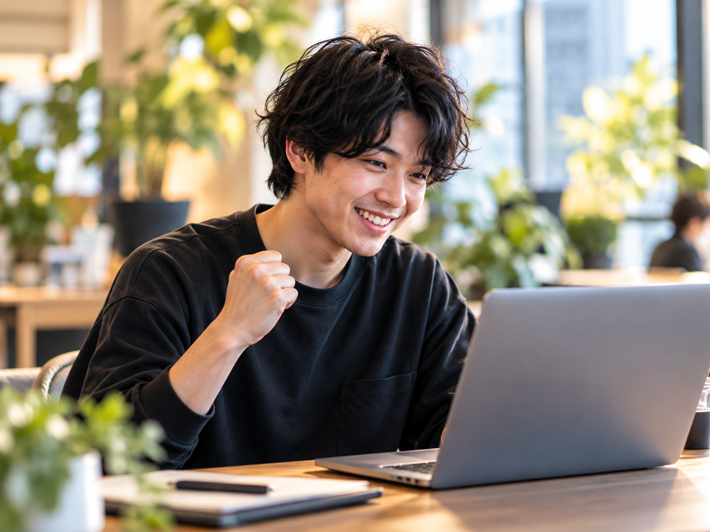 スタッフとレビューし改善点を話し合う男性